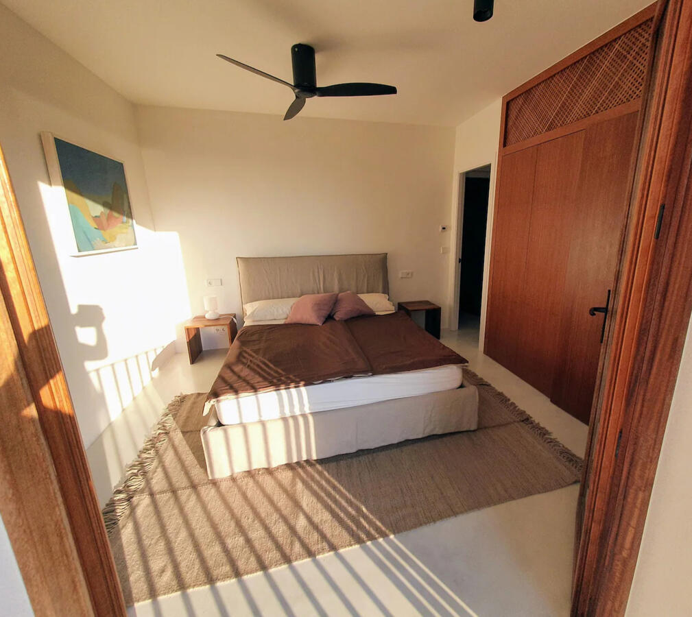 Bedroom 1: suite