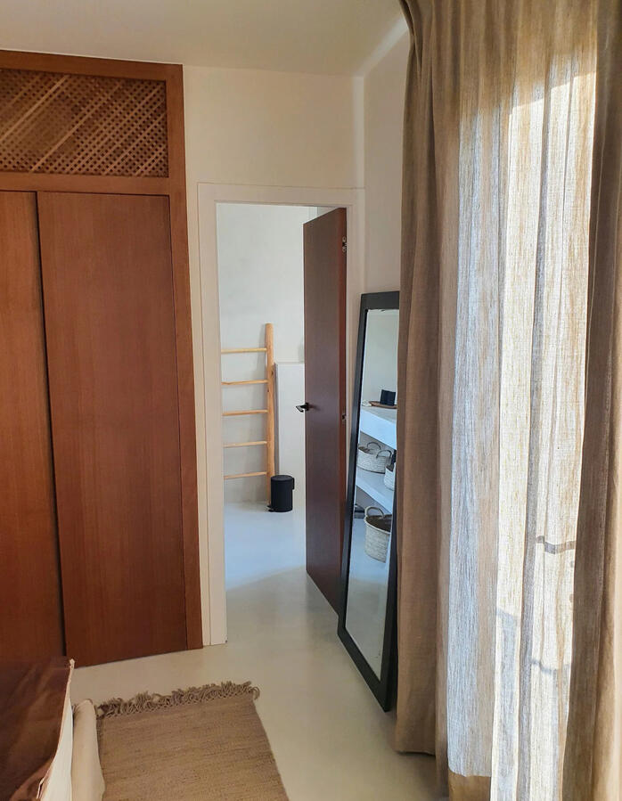 Bedroom 1: suite